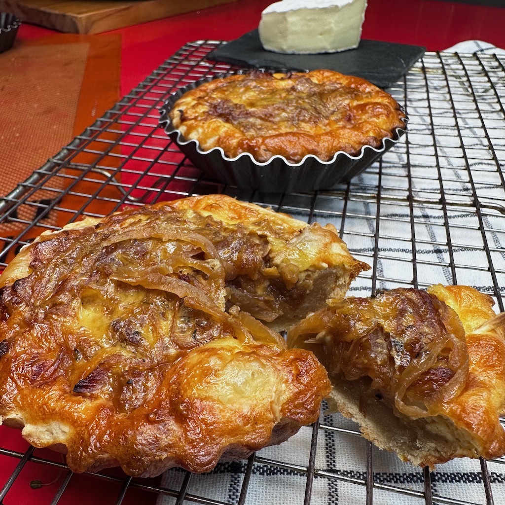 TARTA DE CEBOLLA CARAMELIZADAS Y QUESO BRIE